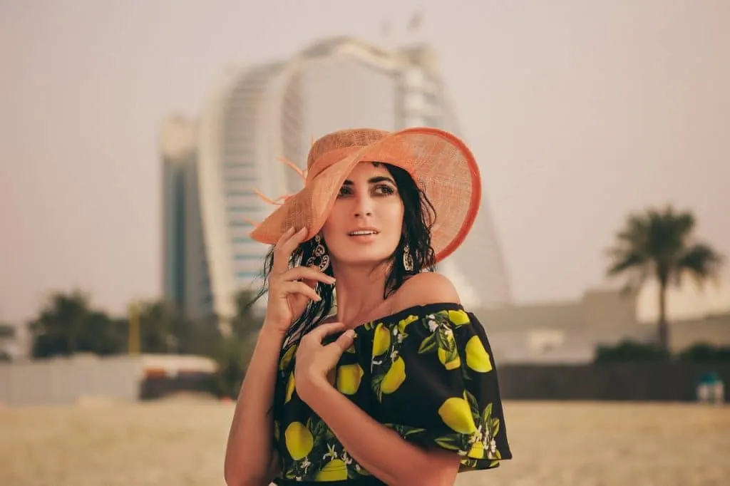 découvrez les merveilles des émirats arabes unis, un pays alliant tradition et modernité. explorez des paysages à couper le souffle, des attractions emblématiques comme le burj khalifa et des souks animés. préparez votre voyage inoubliable au cœur d'une culture riche et dynamique.