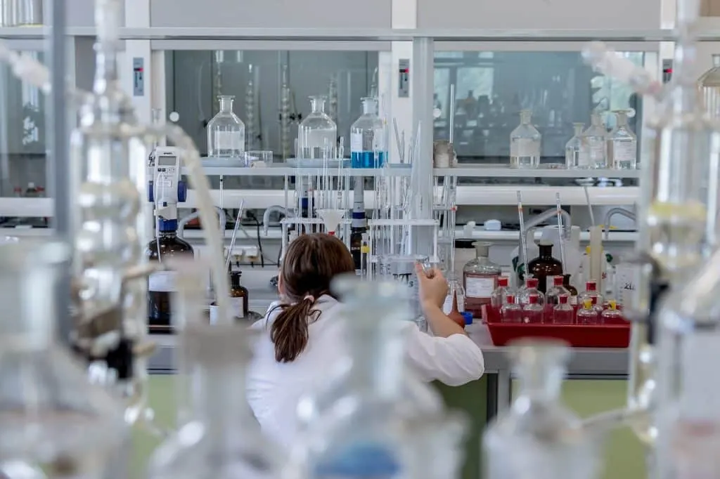 explorez l'univers fascinant de la chimie, une science fondamentale qui étudie la composition, la structure et les propriétés de la matière. découvrez les réactions chimiques, les éléments et les composés, et comment ils interagissent pour façonner notre monde. que vous soyez étudiant, passionné ou simplement curieux, plongez dans le domaine captivant de la chimie!