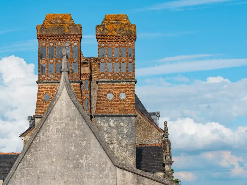 découvrez nantes, une ville riche en histoire et en culture, où l'art de vivre à la française se mêle à une ambiance dynamique. explorez ses monuments emblématiques, ses parcs verdoyants et son patrimoine maritime tout en profitant des délices culinaires locaux.