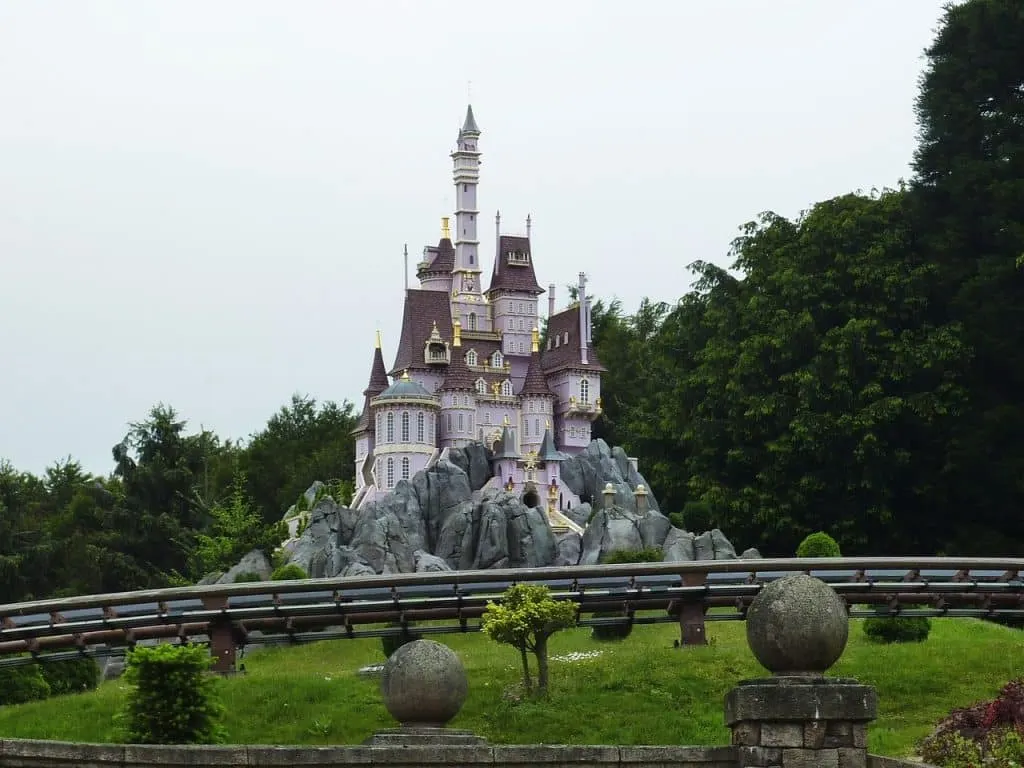 découvrez la magie de disneyland paris, le parc d'attractions où les rêves deviennent réalité. plongez dans un univers enchanteur avec des attractions légendaires, des rencontres avec vos personnages préférés, et des spectacles féeriques. une journée inoubliable vous attend au cœur de la magie à quelques pas de chez vous !