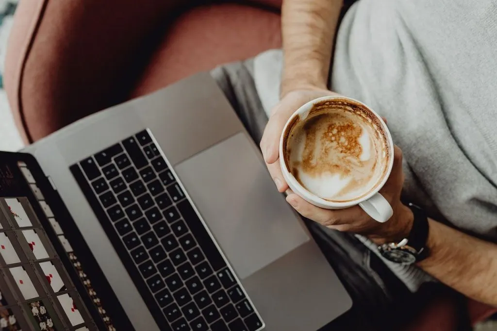 découvrez nos conseils et astuces pour aménager un bureau à domicile fonctionnel et inspirant. transformez votre espace de travail en un environnement productif et agréable !