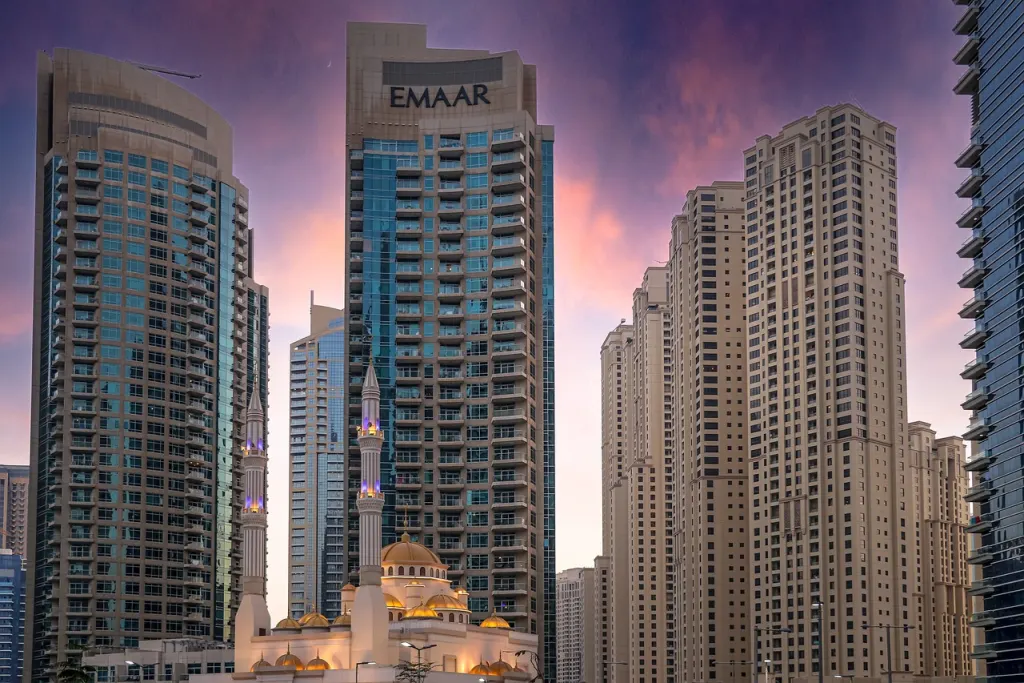 اكتشف دبي، المدينة الرمزية لدولة الإمارات العربية المتحدة، حيث تلتقي الحداثة والتقاليد. استكشف ناطحات السحاب المهيبة ومراكز التسوق الفاخرة والشواطئ السماوية والثقافة النابضة بالحياة. انغمس في عالم من التجارب الفريدة التي لا تنسى.