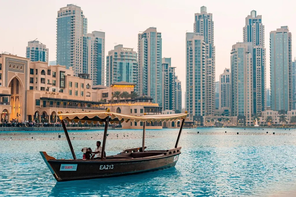 اكتشف دبي، المدينة الديناميكية والحديثة حيث تلتقي الفخامة بالتقاليد. استكشف ناطحات السحاب الشهيرة ومراكز التسوق الفخمة والشواطئ المذهلة. انغمس في تجربة فريدة تجمع بين الثقافة وفن الطهي والمغامرات التي لا تنسى.