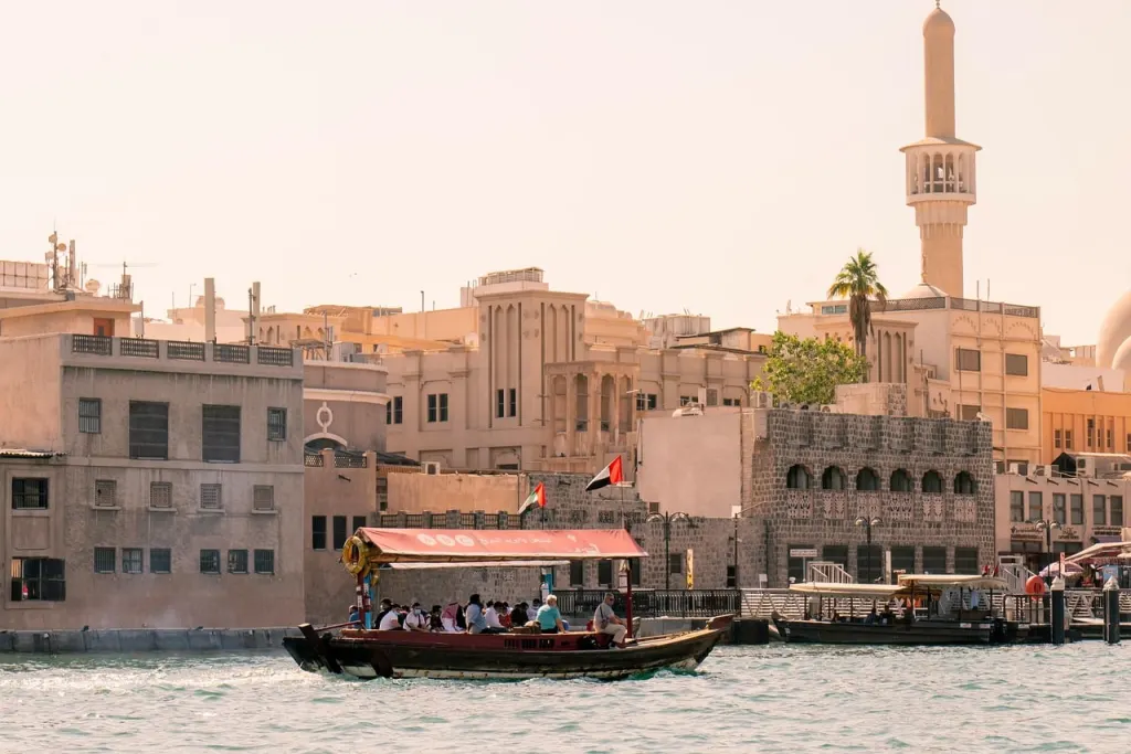 اكتشف دبي، المدينة الرمزية لدولة الإمارات العربية المتحدة، حيث تلتقي الحداثة والتقاليد. استكشف ناطحات السحاب الشاهقة والأسواق التقليدية والشواطئ الرملية، بينما تستمتع بالثقافة الغنية والمأكولات اللذيذة.