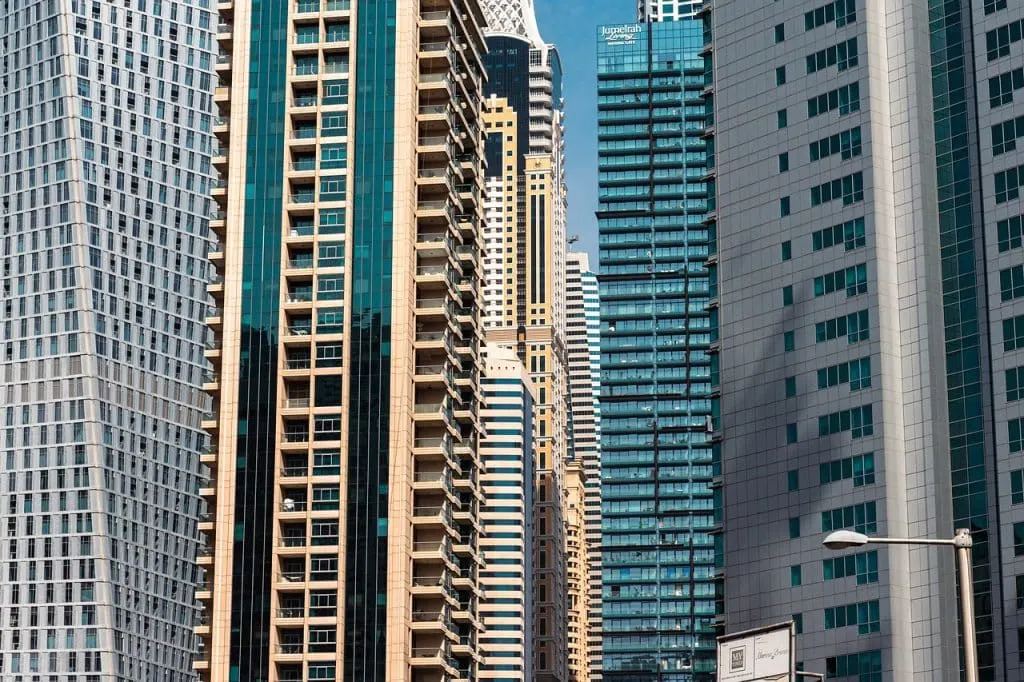 découvrez dubaï, une métropole fascinante qui allie modernité et traditions. explorez ses gratte-ciel emblématiques, ses centres commerciaux luxueux, et ses plages ensoleillées, tout en savourant une cuisine internationale et en profitant d'activités palpitantes. une destination incontournable pour les voyageurs en quête d'aventure et d'émerveillement.