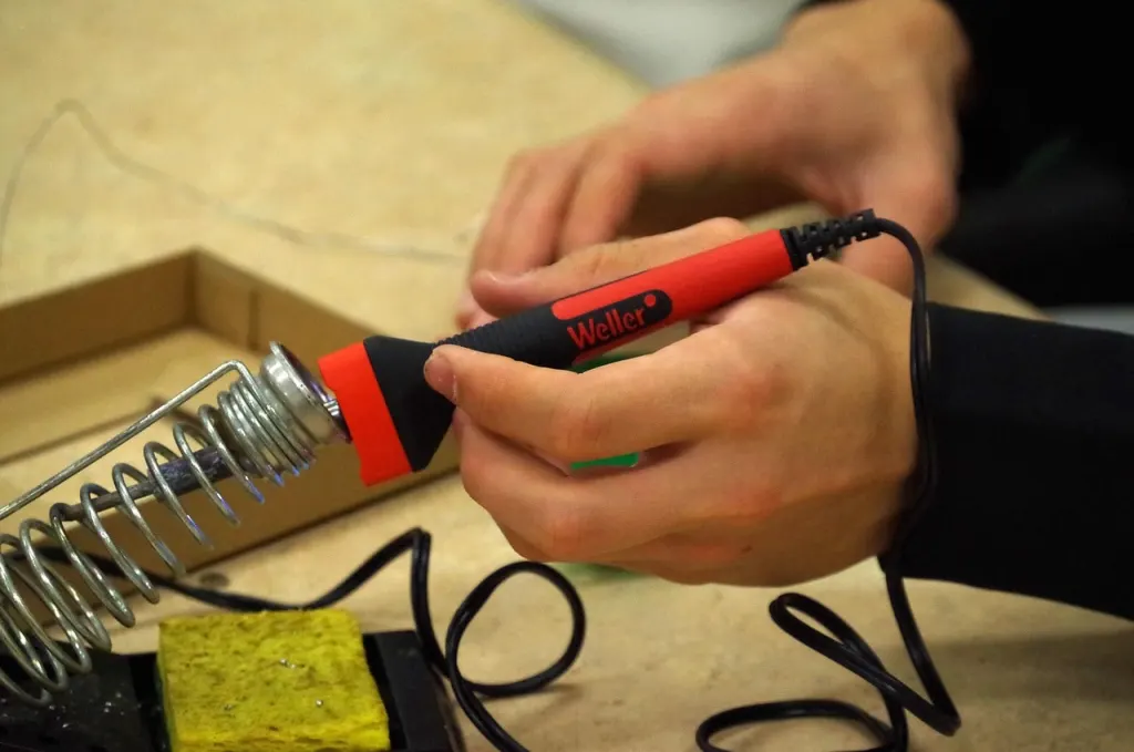 découvrez le métier de technicien en électricité, un acteur clé dans l'installation, la maintenance et la réparation des systèmes électriques. apprenez les compétences indispensables et les opportunités de carrière dans ce domaine dynamique et en constante évolution.