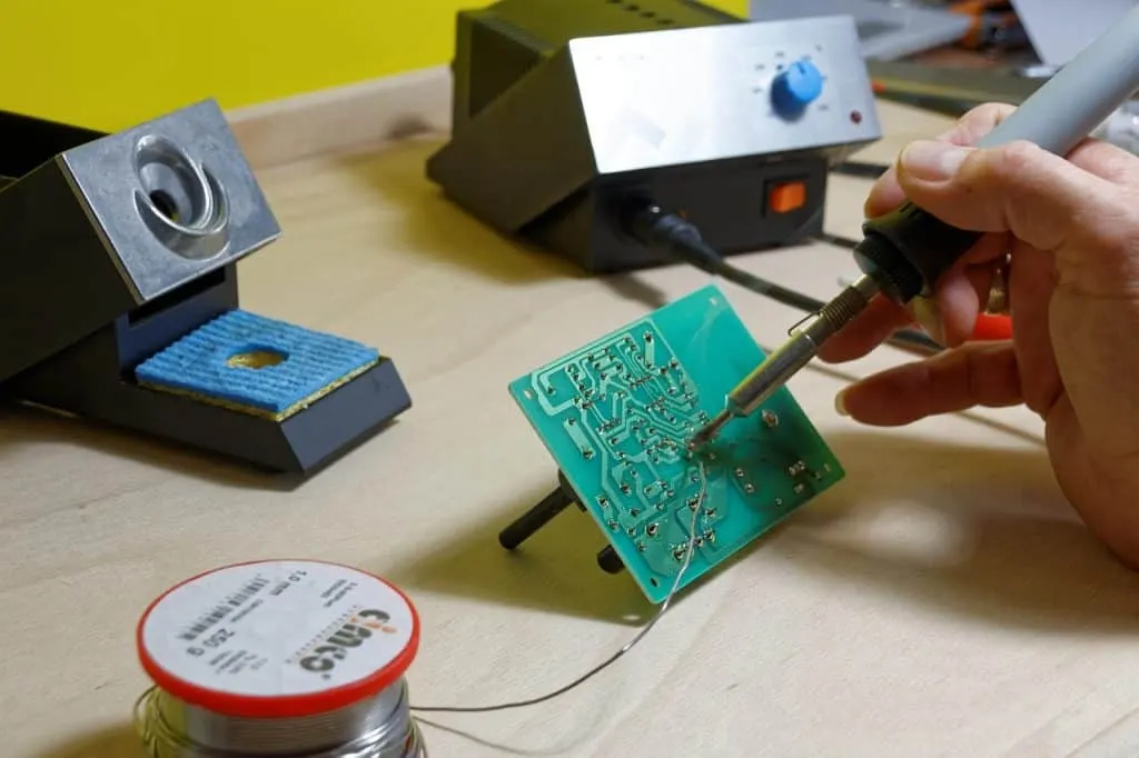 découvrez le métier de technicien en électricité, un expert essentiel dans le domaine énergétique. apprenez-en plus sur ses compétences, ses responsabilités et les opportunités de carrière qui s'offrent à lui dans un secteur en constante évolution.