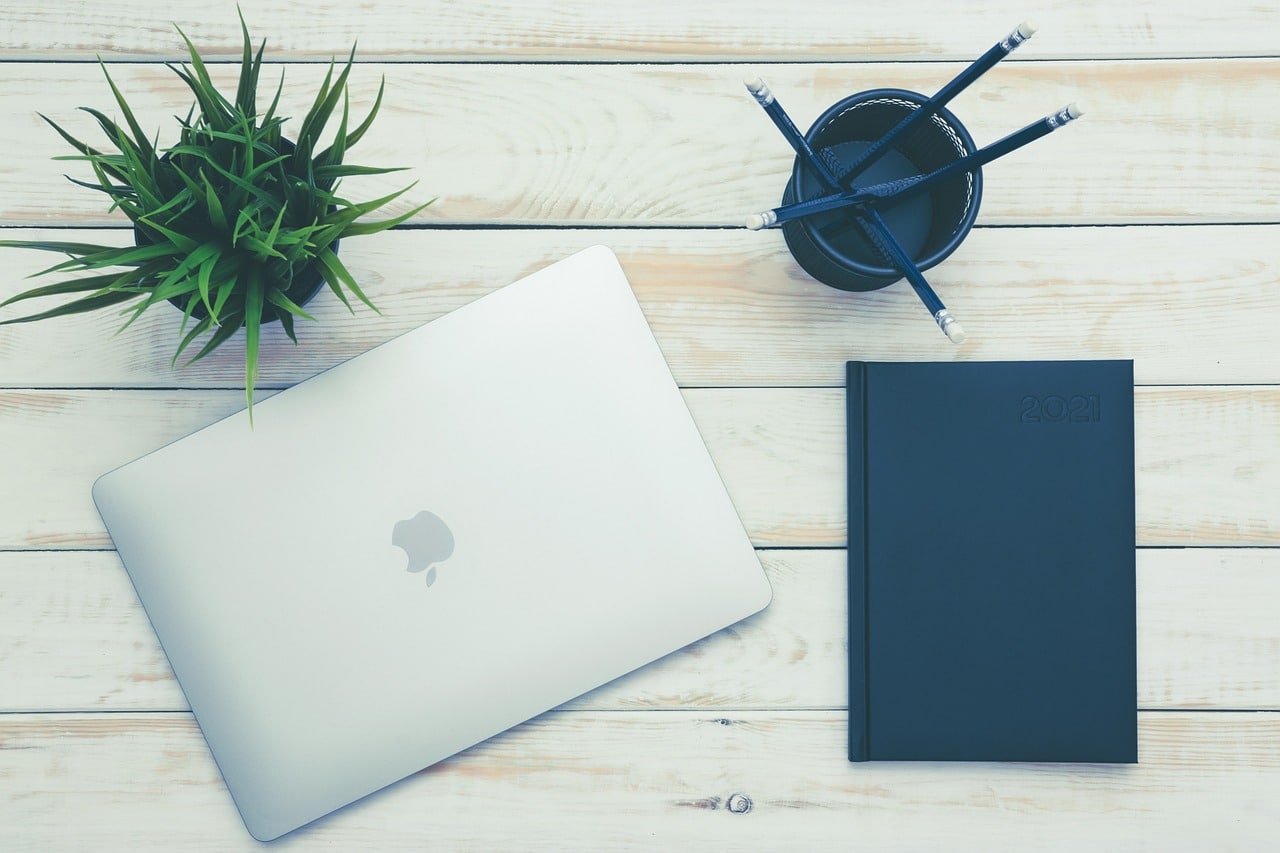 Ontdek de voordelen en uitdagingen van werken op afstand, evenals praktische tips voor het optimaliseren van uw productiviteit en het behouden van een evenwicht tussen werk en privé in een telewerkomgeving.